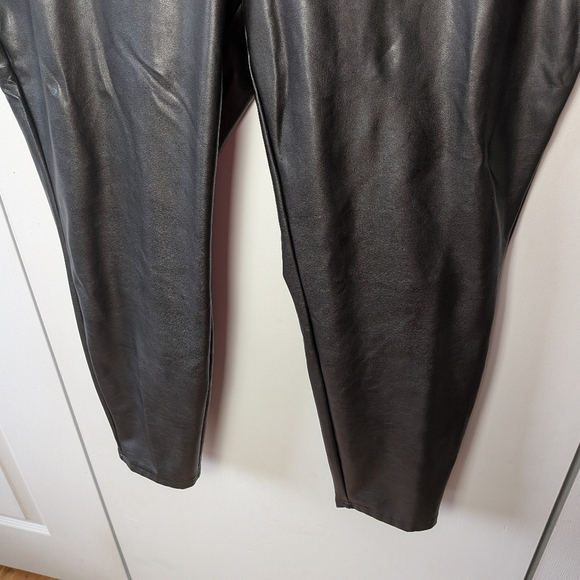 Women's Black faux leather Leggings - Picture 3 of 10
